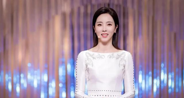 李思思的腰上热搜让妈妈们情何以堪网友交口称赞