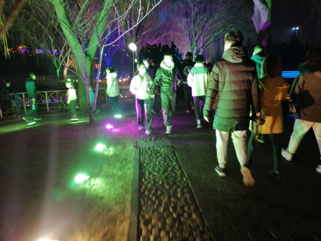 石家庄鹿泉区的海山公园,晚上的灯光非常好看,吸引了大量的游客