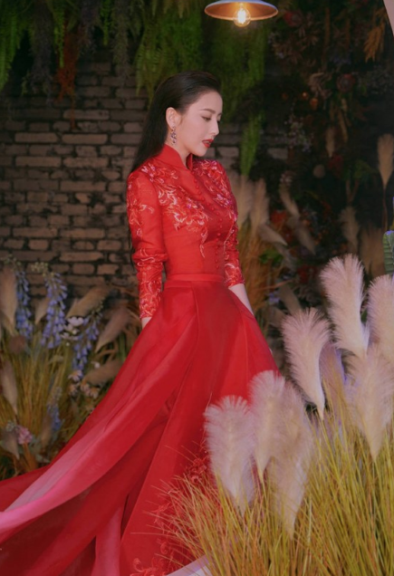 杨幂不愧是时髦精,"中国风"造型惊艳春晚,人美歌甜太养眼了