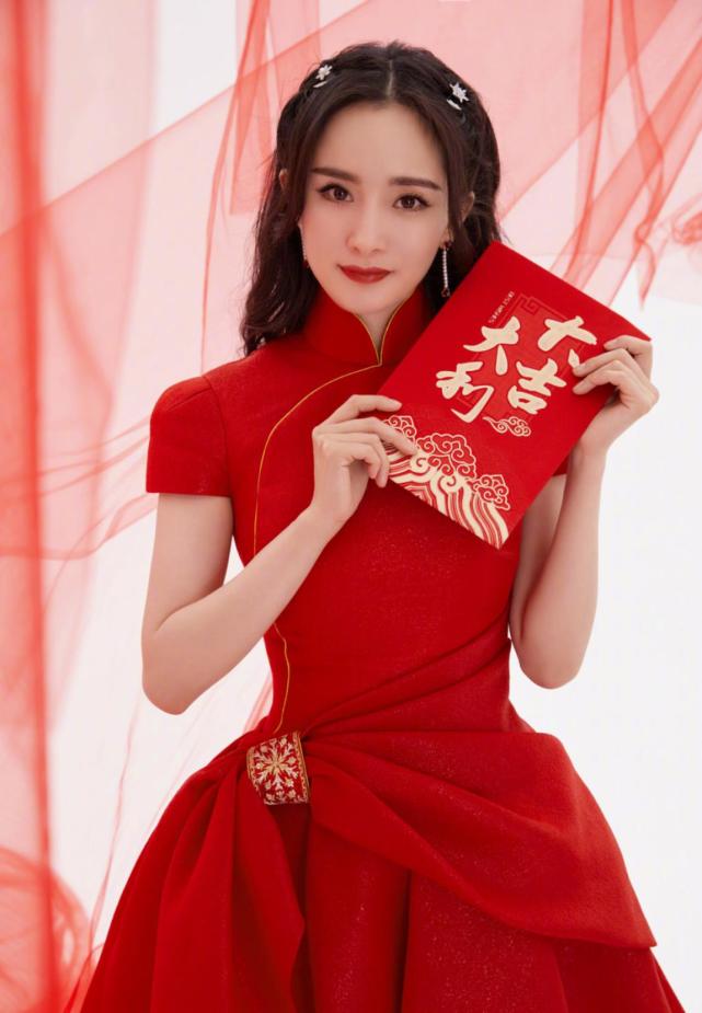 杨幂不愧是时髦精,"中国风"造型惊艳春晚,人美歌甜太养眼了
