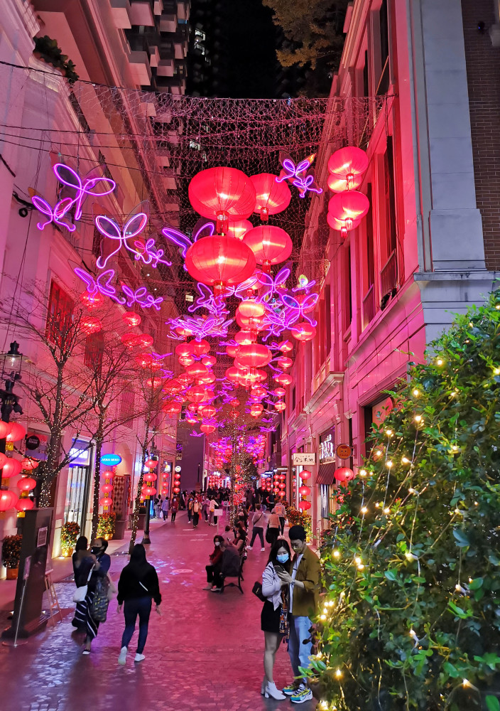 2月12日,香港尖沙咀星光大道附近一家酒店张挂着红灯笼.