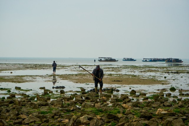 实拍广西北海的小渔村,旁边就是北部湾一号,渔民赶海景色美