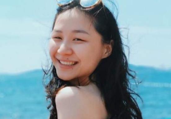 "喜剧女神"金靖:父亲残疾母亲离家,被人骂丑,春晚搭档还被换