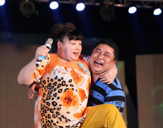 "笑星"何晶晶,模仿宋丹丹成名,今跑乡村婚礼商演,老到认不出