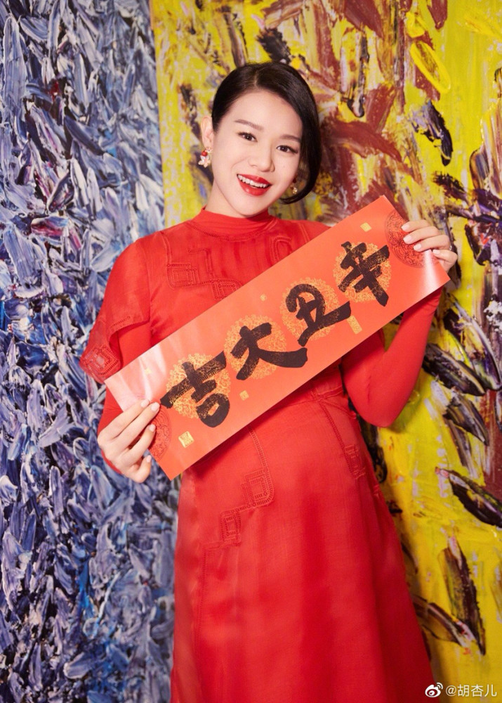 胡杏儿挺孕肚上春晚,李乘德父子三人穿唐装拜年,俩儿子帅气可爱