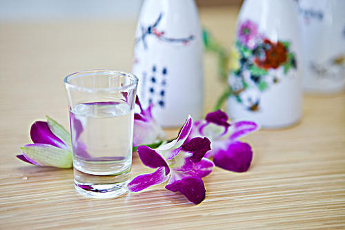 第三杯,敬自己,往后余生,爱自己甚过任何人.