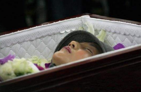 2009年2月20日,潘星谊撞碎鱼缸割喉身亡,29岁的她死在