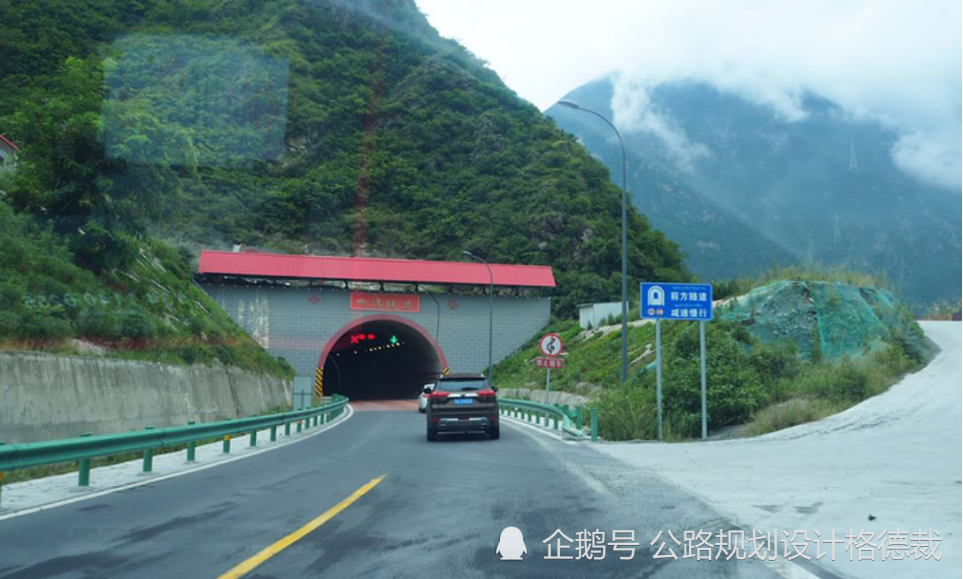 该隧道为傍山曲线,位于泸定县城过境路段,长约738m,出口斜度偏大,海拔