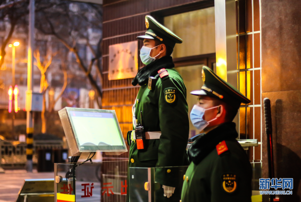 除夕夜武警官兵为祖国站岗守岁