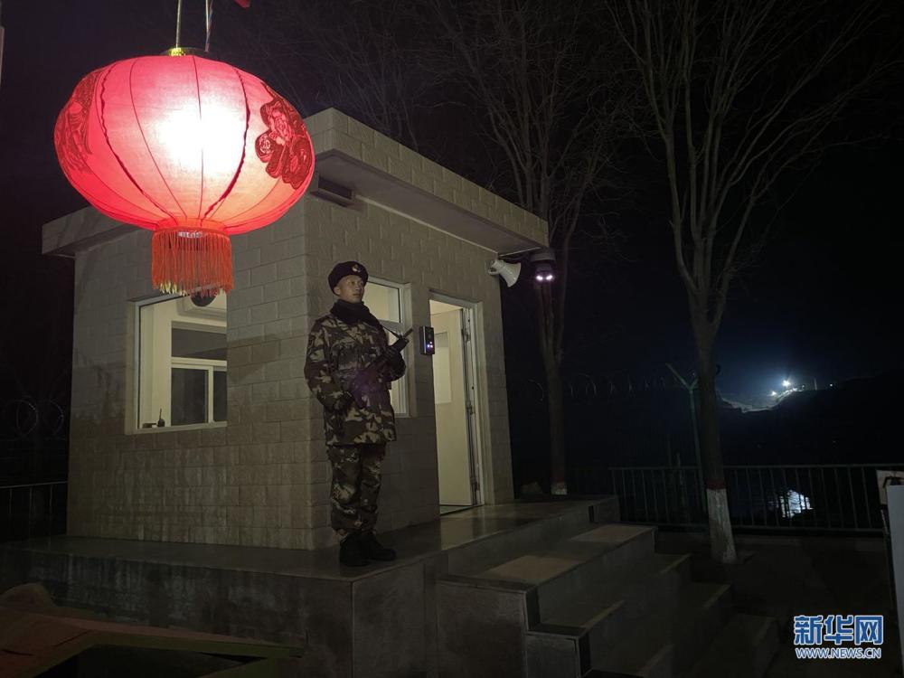 除夕夜武警官兵为祖国站岗守岁