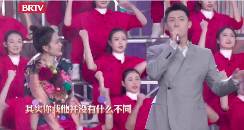 黄景瑜和李沁在春晚合唱不敢看对方?网友:迪丽热巴在台下看着呢