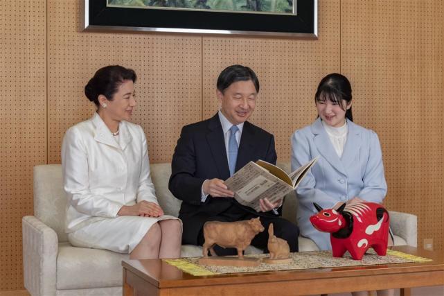 日本天皇亮相一夜白头,雅子皇后淡蓝色套装配低发髻优雅,一家三口搬入