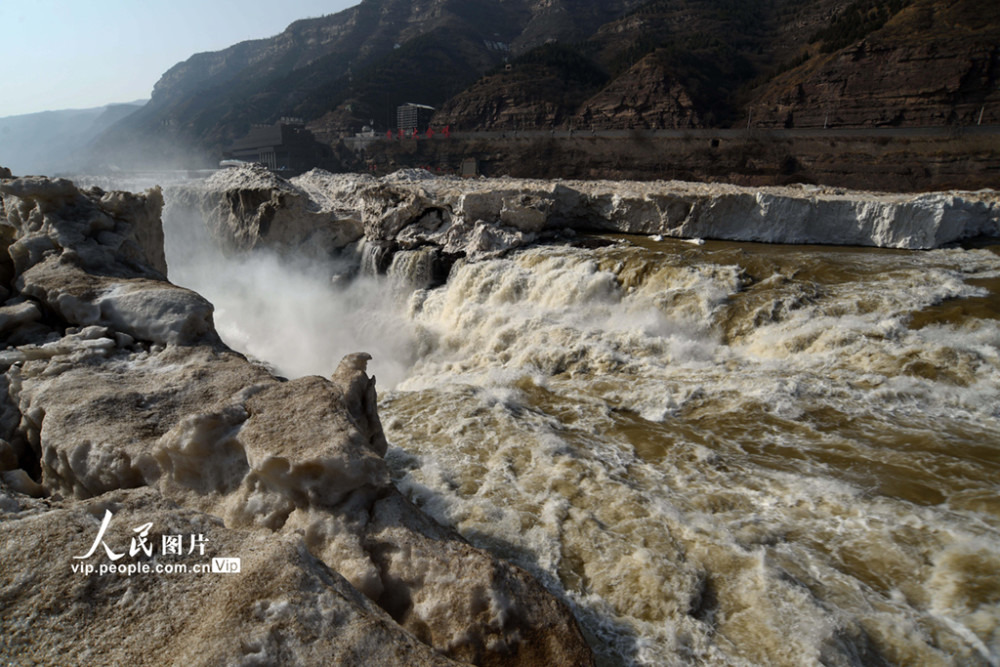 山西临汾:黄河壶口瀑布冰消河开景色壮美