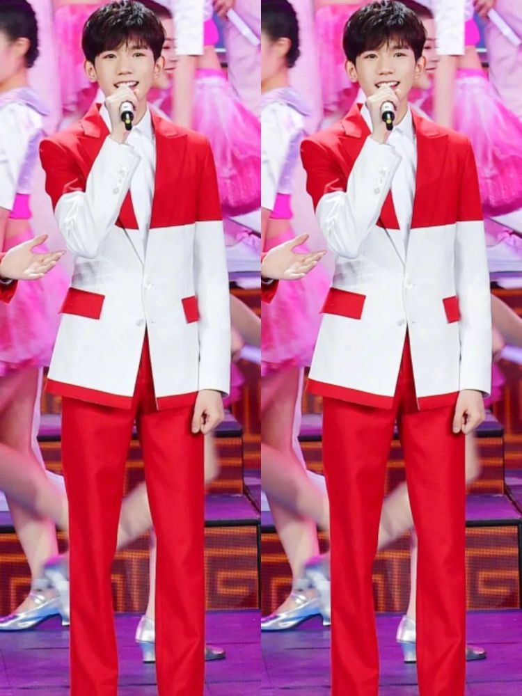 王源六登春晚,歌曲变了造型变了,甜甜笑容没变