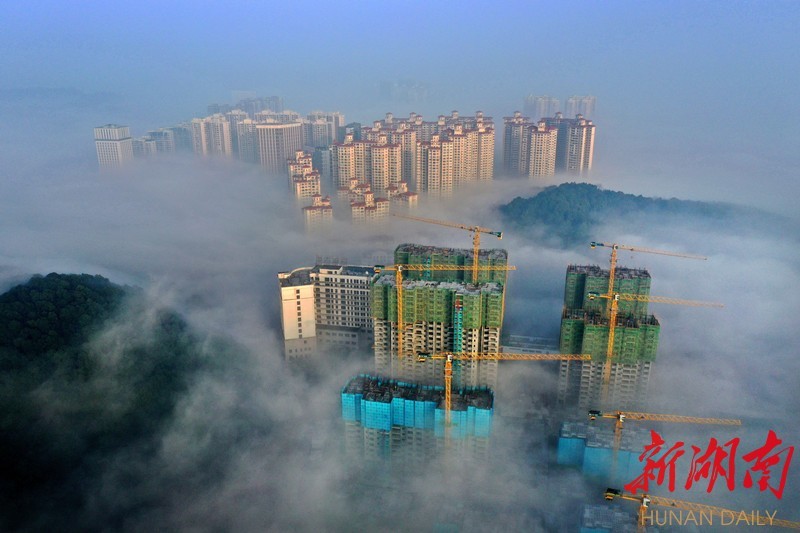 长沙市开福区,大雾笼罩下的高楼若隐若现,整个城市如在云端,宛如空中