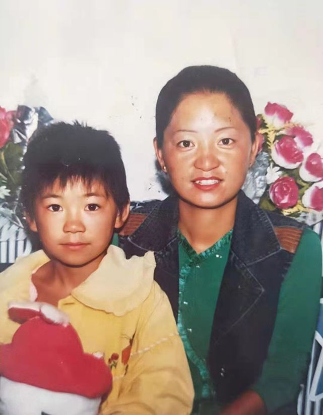 妈妈和女儿的唯一一张合影