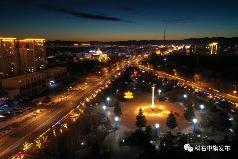 幅流光溢彩的绚丽夜景,在璀璨的灯光里看到巴彦呼舒镇城市别样的美好