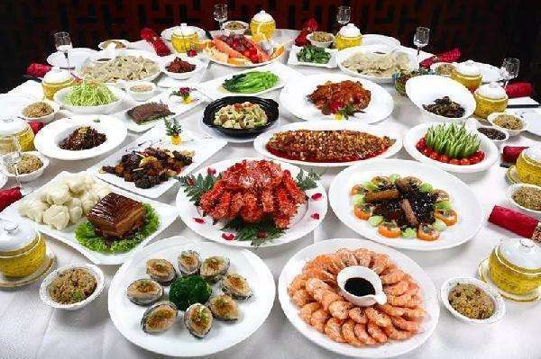 为了这顿"年夜饭",有的是全家齐上阵,有的几乎是忙活了一天,准备的是