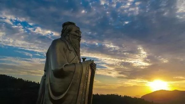 山东曲阜尼山孔子圣像 新华社资料图.