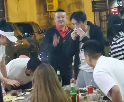 而既然有王思聪,身边自然也少不了美女作陪,在王思聪吃饭的时候,饭店