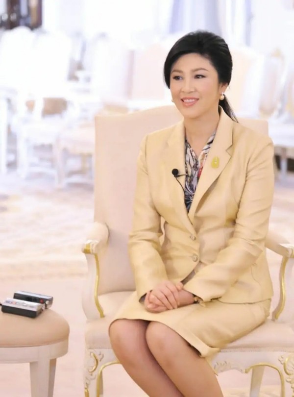 泰国前美女总理晒照53岁英拉穿唐装时髦大气戴金手镯像富婆