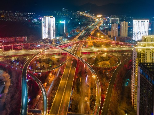 航拍济南燕山立交桥夜景,流光溢彩气势恢宏