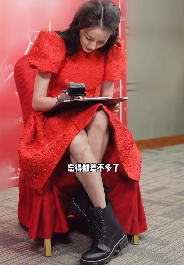 迪丽热巴"公主坐姿"被热议,意外暴露腿部肌肉线条,才知道芭蕾腿有多美