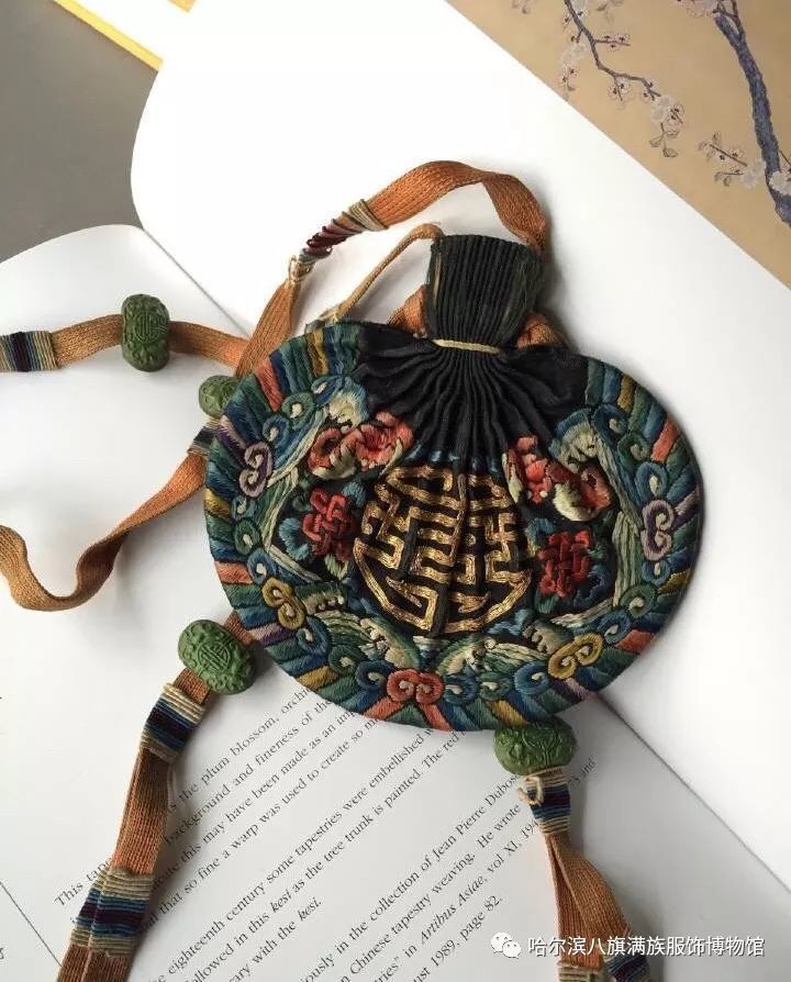 清代 平金绣寿字, 平针绣盘长,蝙蝠,海水,祥云荷包
