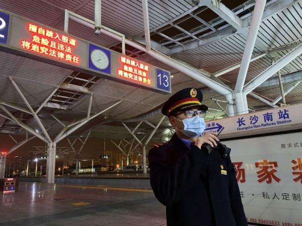 赵琮需要在下班前最后检查候车室近20余个检票口的锁闭情况,保障车站