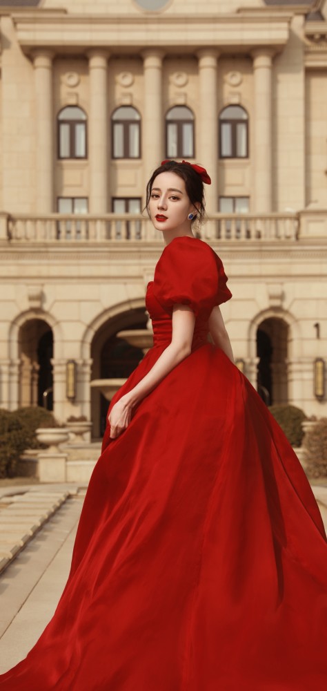 迪丽热巴在逃公主红裙写真高清壁纸