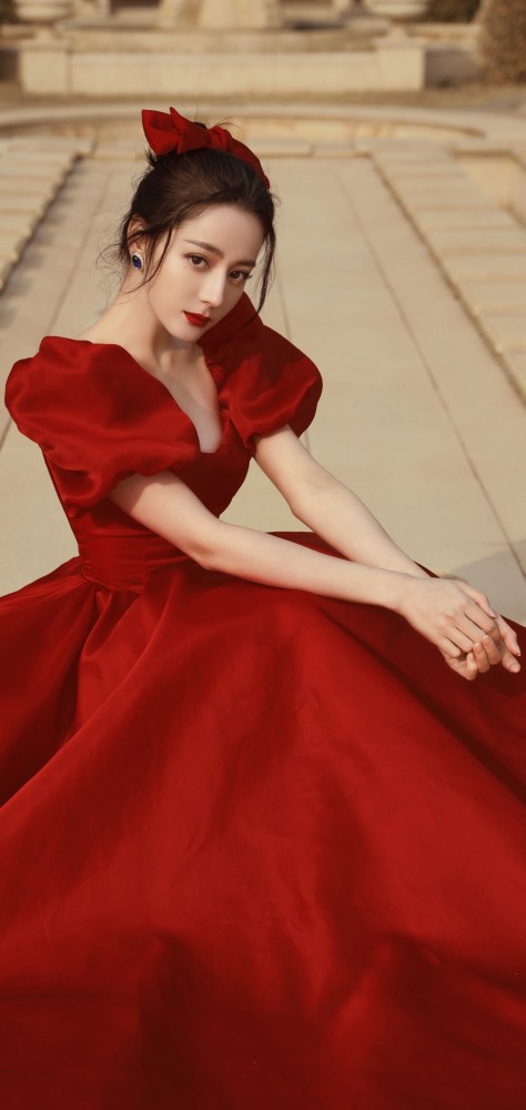 迪丽热巴在逃公主红裙写真高清壁纸