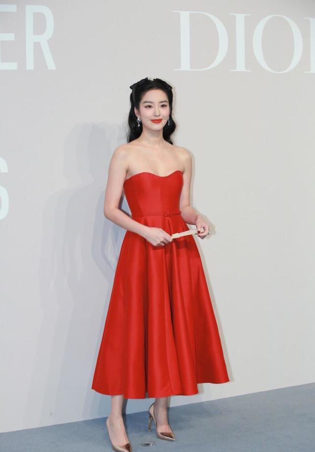 杨采钰难怪能嫁给富商,穿红色抹胸裙亮相,原来也是"尤物身材"