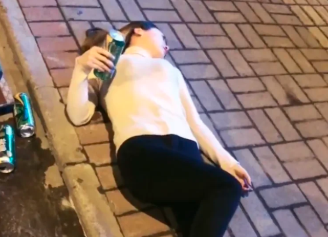 大年初一,上海一妙龄女子醉酒躺街道上,身边还有几个啤酒瓶