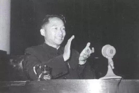 抗美援朝他是万岁军政委55年授中将时他才38岁他儿子是上将