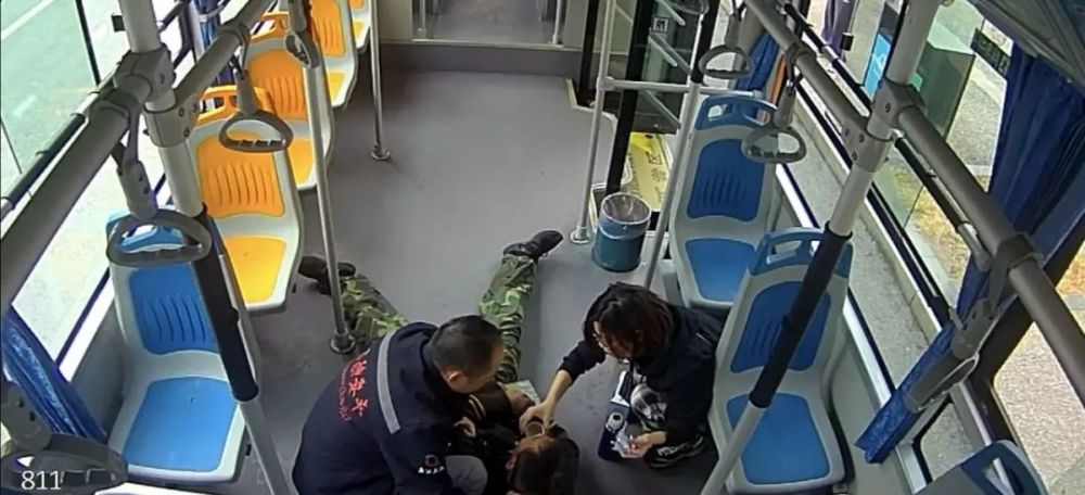 贵州丨一男子公交车上突发抽搐,驾驶员的这一举动暖哭
