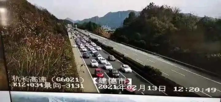 g42高速长岭关段频繁堵车的原因是什么？