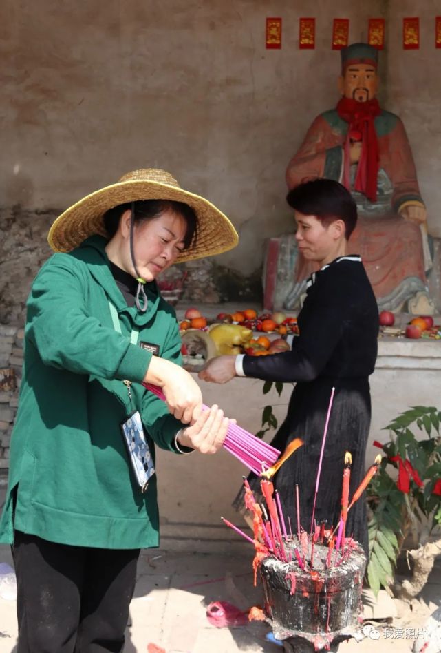 大年初二壮族上桌祭祀,外嫁女回娘家拜年父母,吃上儿时粽子的味道