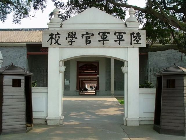 而后来的黄埔军校呢,其实名字也叫陆军军官学校,是在广州建校,黄埔