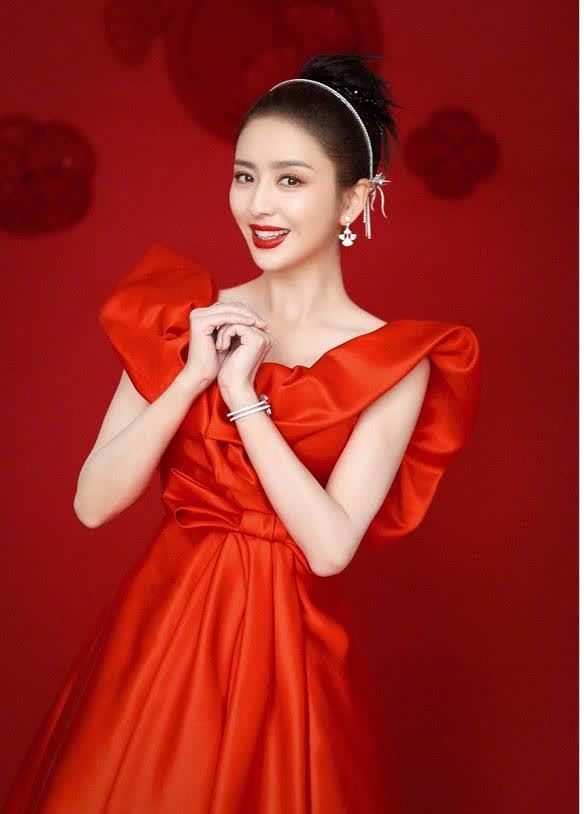 2月11日,一组女星佟丽娅的春晚舞台造型公开,佟丽娅今年是第三次瞪舷