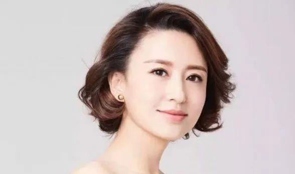 最美央视金花张蕾,为何要嫁给已经50多岁的老头?如今?