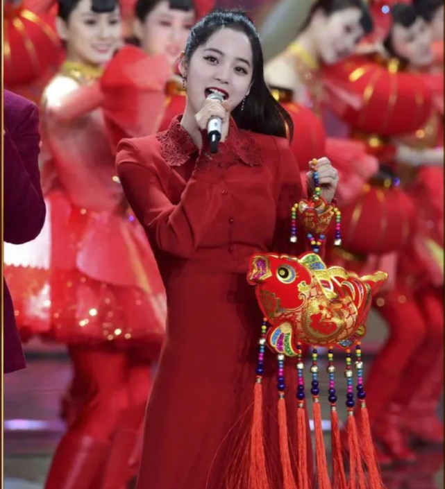 欧阳娜娜上春晚再陷"风波",她其实一点也不简单