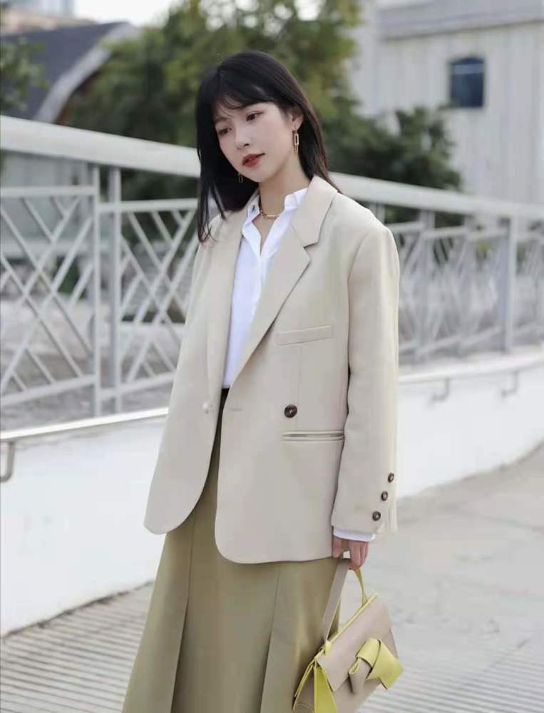 迪雅芝2021新款风衣_亚米拉·迪雅兹