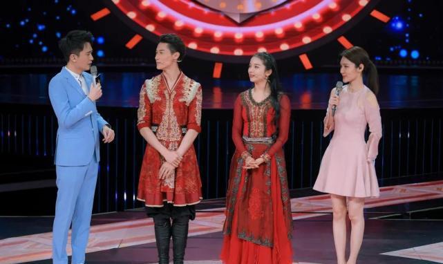 主持新秀龙洋出意外!春晚现场紧张出口误,却被夸胜过李思思?