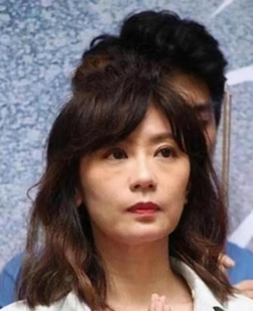皮肤状态也不是很好,因为李冰冰的脸上明显感觉坑坑洼洼的,而且身材也
