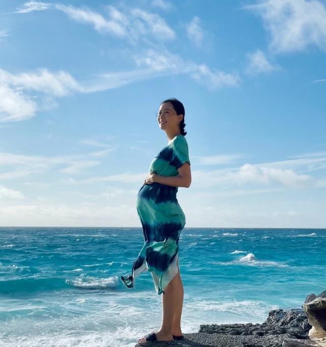 陈法拉官宣产女!晒一家三口牵手与孕肚照,感慨十月怀胎不容易