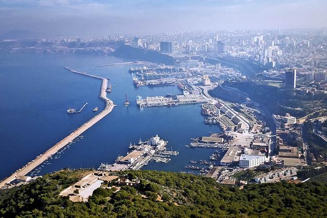 今日的奥兰港鸟瞰,可见港区被长长的防波堤封闭,只有通过尽头的