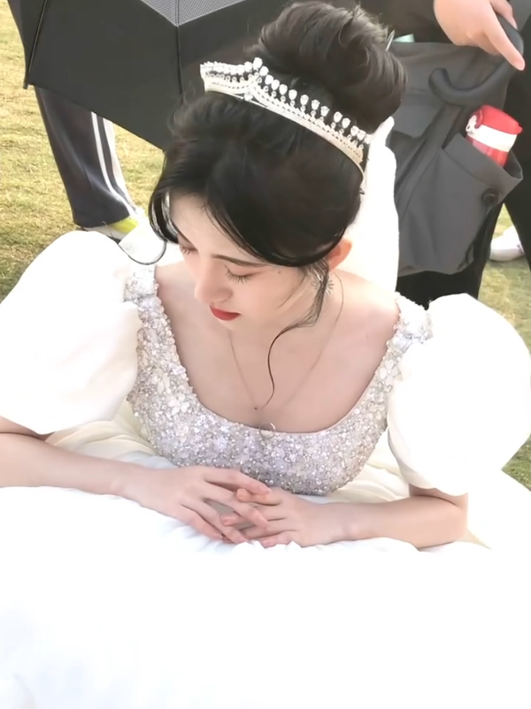 鞠婧祎穿婚纱走哪"捂"哪,当她挪开手的那一刻,粉丝疯狂截屏