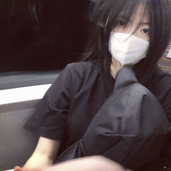 完全不输黑头的头像