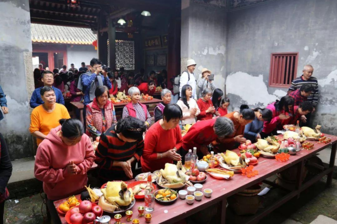 与汉人一样,京族也要祭祀祖先