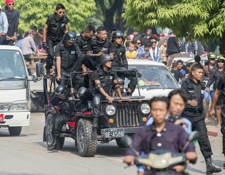 缅甸勃固一执行警戒的警察扔掉警械加入示威阵营